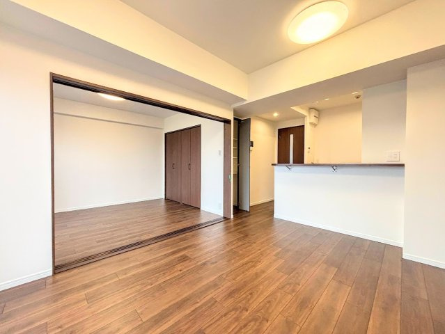 アークハイム東戸塚の居間・リビング|◆ご家族の会話がはずむ、開放的なＬＤＫです。休日はお陽さまの光をたっぷりととりこめるぽかぽかリビングで過ごしませんか？
