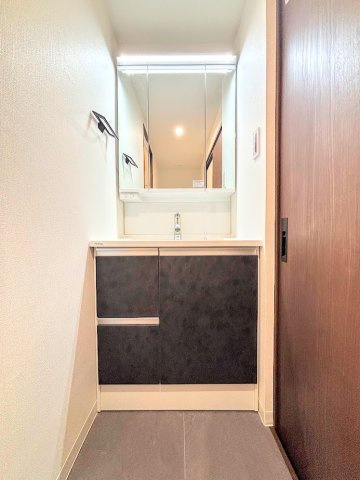 アークハイム東戸塚の独立洗面台|◆三面鏡裏や、シンクしたにも多数収納を備えた、広々とした洗面化粧台。窓のある明るい洗面所で毎日の身支度も気持ち良くお使い頂けます。
