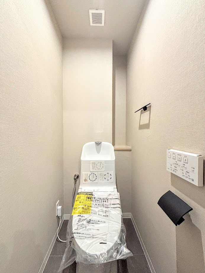 アークハイム東戸塚のトイレ|◆清潔感のある白を基調とした落ち着ける空間。小窓をもうけていますので、こもりやすい空気の入れ替えも簡単に行えますね！
