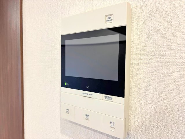 アークハイム東戸塚のセキュリティ|◆玄関に行かなくても来訪者が確認でき、ハンズフリーで会話をすることが出来ます。モニターを確認する事によって防犯効果も高まります。

