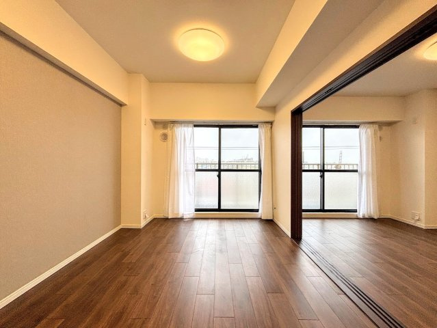 アークハイム東戸塚の居間・リビング|◆一家だんらんのスペースとなるＬＤＫ。窓から明るい光が差し込み、思わず家族の会話も弾む快適な空間。
