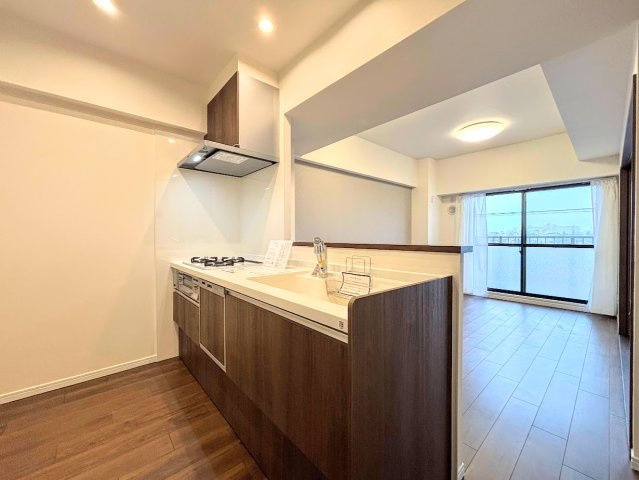 アークハイム東戸塚のキッチン|◆キッチンからダイニングやリビングが見渡せるキッチン。料理をしながら家族とコミュニケーションをとれるだけでなく、大きな開放感も得られることができます。
