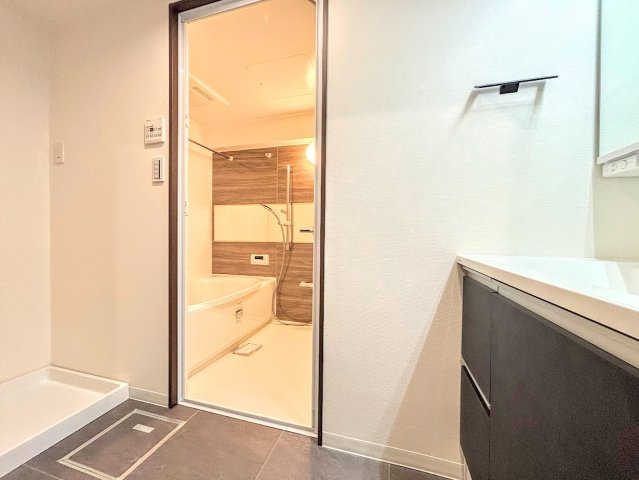 アークハイム東戸塚の洗面所|◆毎日使う場所だから、機能的で使いやすさに配慮したパウダールーム。すっきりと使えるように収納も豊富にご用意しています。
