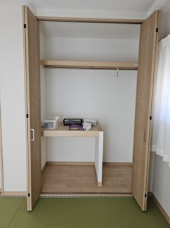 【収納】 | 中山道のおしゃれな家 | 長い服もかけられるように半分だけ棚になっています