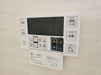 【浴室】 | 中山道のおしゃれな家 | 追炊きもできる浴室にある給湯器リモコンです