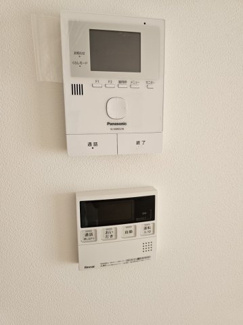 【セキュリティ】 | 中山道のおしゃれな家 | モニター付きインターホンと下はリビングからお風呂の自動湯はりや追炊きが出来るリモコンです