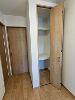 【収納】 | 中山道のおしゃれな家 | 2階の踊り場にある収納です。収納が多いのはありがたいですね！