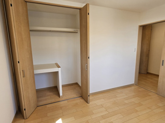 【収納】 | 中山道のおしゃれな家 | 全てのお部屋の収納が丈が短い服も長い服もかけられるように考えられています