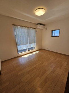 【寝室】 | 中山道のおしゃれな家 | バルコニーのあるお部屋です