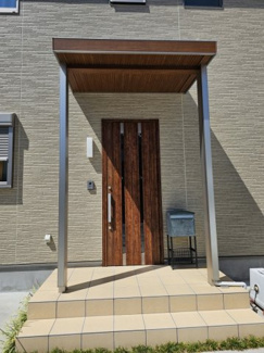 【エントランス】 | 中山道のおしゃれな家 | しっかりとした庇があるので雨の日や雪の日も外に出やすいですね