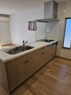 【キッチン】 | 中山道のおしゃれな家 | コンロ前はガラスの壁でおしゃれな雰囲気ですね。