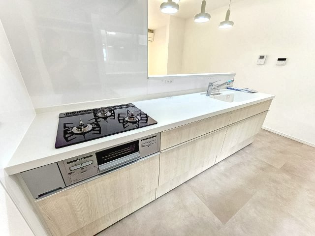 【キッチン】 | 春日町1丁目、中古戸建て | 【現地写真】
キッチン♪
3口コンロのカウンターキッチン♪