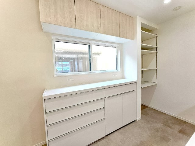 【キッチン】 | 春日町1丁目、中古戸建て | 【現地写真】
キッチン♪
食器棚と可動棚があります♪