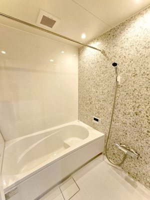 【浴室】 | 春日町1丁目、中古戸建て | 【現地写真】
浴室♪
浴室は16×16の広々タイプ♪