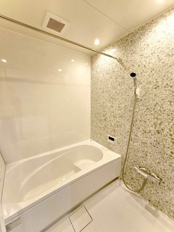 【浴室】 | 春日町1丁目、中古戸建て | 【現地写真】
浴室♪
浴室は16×16の広々タイプ♪