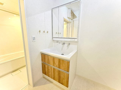 【独立洗面台】 | 春日町1丁目、中古戸建て | 【現地写真】
洗面♪
洗面台は、ワイド3面鏡♪