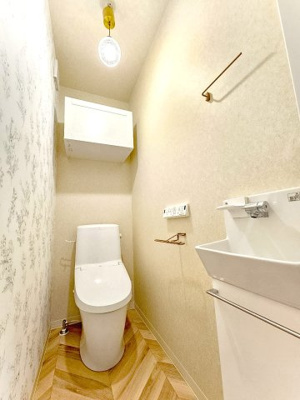 【トイレ】 | 春日町1丁目、中古戸建て | 【現地写真】
トイレ♪
手洗器付きです♪