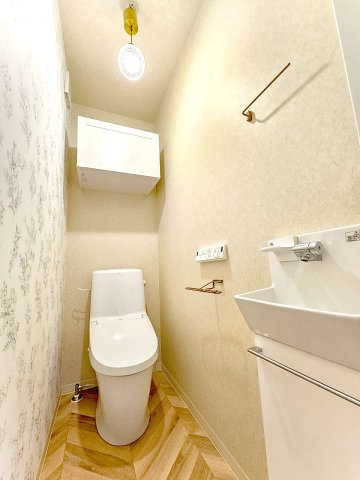 【トイレ】 | 春日町1丁目、中古戸建て | 【現地写真】
トイレ♪
手洗器付きです♪