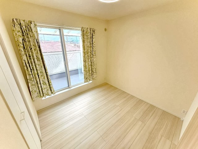 【洋室】 | 春日町1丁目、中古戸建て | 【現地写真】
洋室♪
収納付き洋室♪