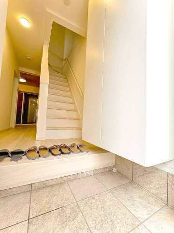 【玄関】 | 春日町1丁目、中古戸建て | 【現地写真】
玄関♪
シューズクローゼットあります♪