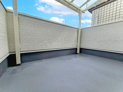 【バルコニー】 | 春日町1丁目、中古戸建て | 【現地写真】
広々としたバルコニー！
陽当たり良好です♪