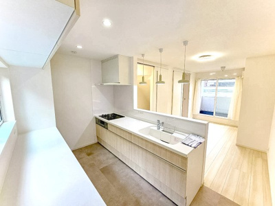 【キッチン】 | 春日町1丁目、中古戸建て | 【現地写真】
キッチン♪
窓があるので明るく、風通しも良好！