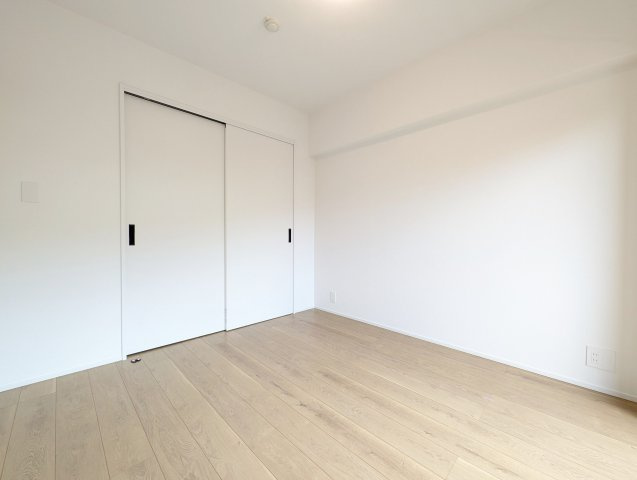 【洋室】 | オリエントハイツ和白II | バルコニーに面した明るい洋室で換気や採光ばっちりです