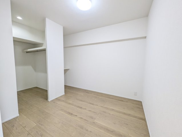 【洋室】 | オリエントハイツ和白II | 真ん中の洋室。収納スペースがたっぷりあるので、部屋を広々と使えてストレスなく過ごせます