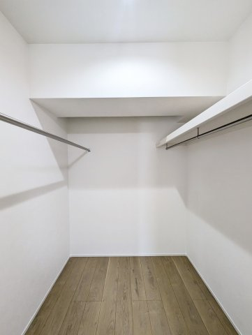 【収納】 | オリエントハイツ和白II | ウォークインクローゼット。季節物の洋服や、普段使いの鞄を収納したり多様な使い方ができます