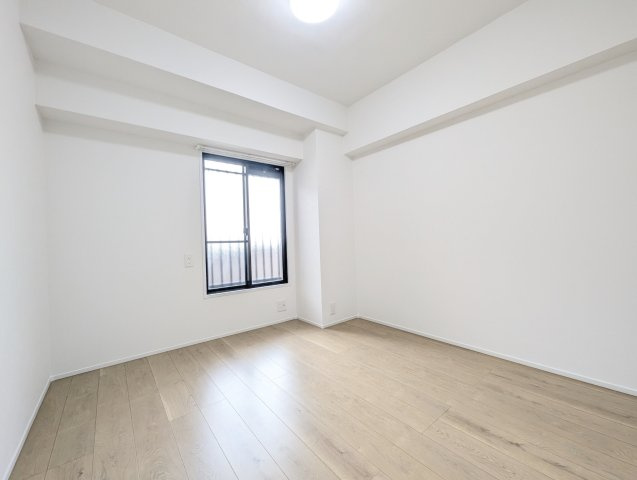 【洋室】 | オリエントハイツ和白II | 玄関側の洋室。大き目の窓から室内に明かりをたっぷり取り込んでいます