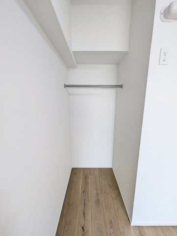 【収納】 | オリエントハイツ和白II | オープンクローゼット。ロールスクリーン等を取り付ければ目隠しになります