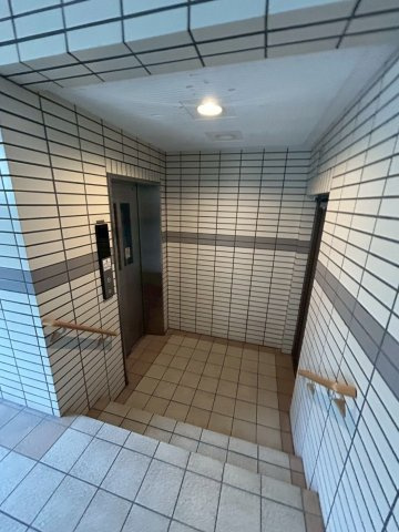 【その他共用部分】 | オリエントハイツ和白II | エレベーターもありますが、2階のお部屋なのでちょっと頑張れば待ち時間いらずで移動できます