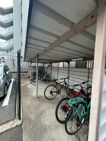【駐輪場】 | オリエントハイツ和白II | 屋根付きが嬉しい駐輪場は十分なスペースがあります
