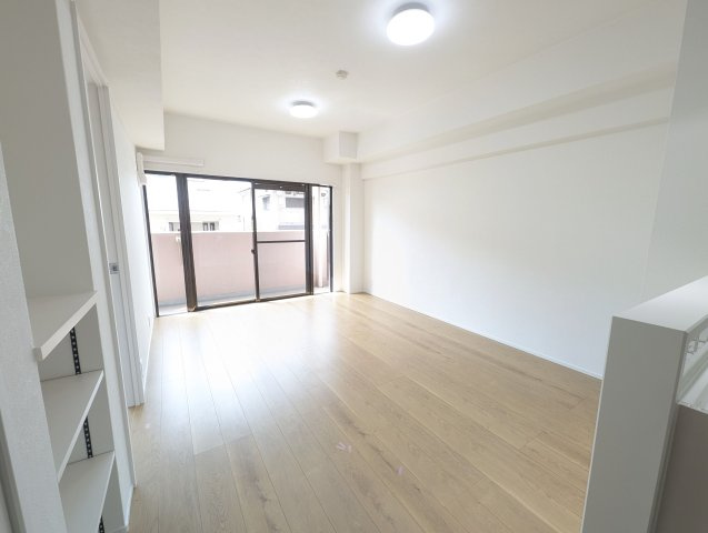 【居間・リビング】 | オリエントハイツ和白II | 大きな窓のあるLDKは明るさたっぷり。食事のときも、くつろぎの時間も楽しい家族の時間をすごせそうです