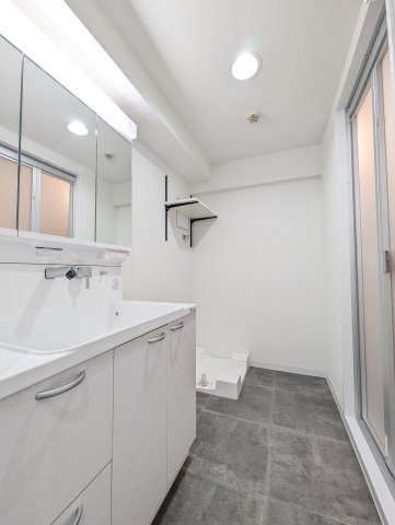 【独立洗面台】 | オリエントハイツ和白II | 洗面台鏡裏、洗面台下部、洗濯機置場上部など収納スペースがたっぷり設けられています