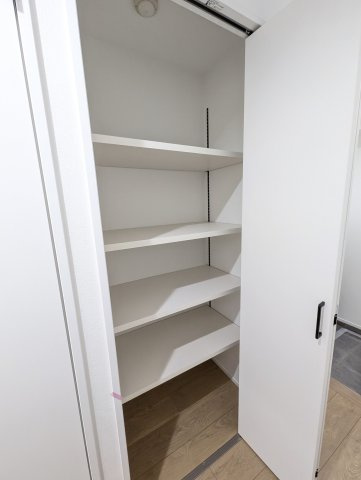 【収納】 | オリエントハイツ和白II | 玄関には扉付きの収納スペースが備えられています