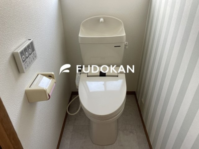 【トイレ】 | 天童市柏木町二丁目【中古住宅】 | トイレは保温便座のウオシュレット付きで節水で経済的です。