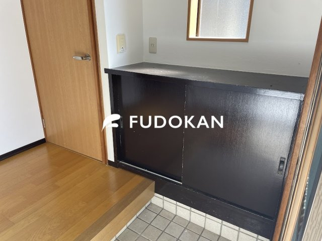 天童市柏木町二丁目【中古住宅】の玄関|シューズボックスはどんどん増える靴を散らかさずに収納できます。
