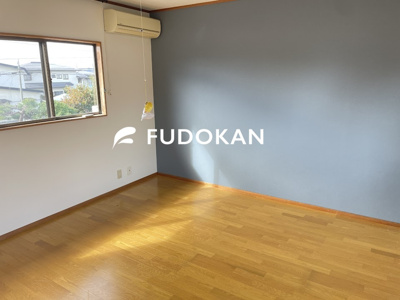 【寝室】 | 天童市柏木町二丁目【中古住宅】 | 大きいベットを置いてもスペースの取れる寝室です。