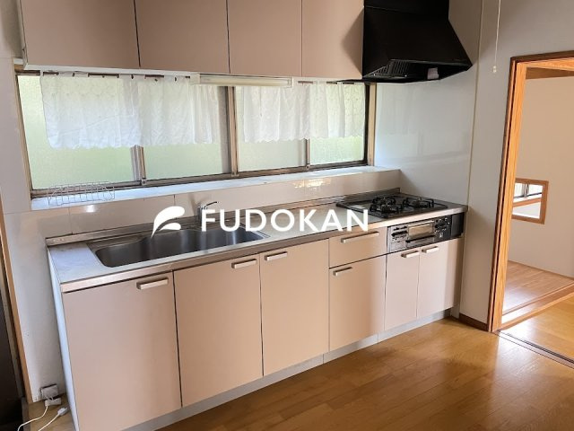 天童市柏木町二丁目【中古住宅】のキッチン|サビにくく熱に強いステンレスシンク。お皿洗いや、調理過程の水切りなどで使われるシンクはワイドなタイプほど使い勝手がよくお手入れも楽々です。