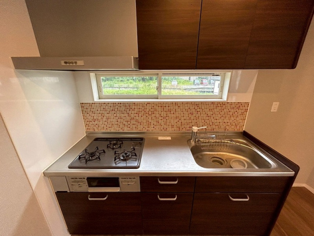 Rizエクリュ轟木のキッチン|3口コンロ・グリル付のシステムキッチンです♪