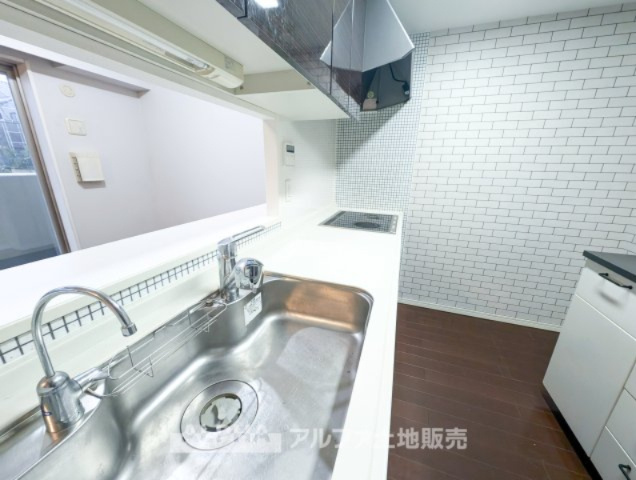 オーベル多摩永山エンブレムヒルズのキッチン|【Water cleaner】
◆浄水器◆蛇口から流れ出すお水はクリーンでいつも楽しめます。また浄水器内臓シャワー混合栓なので場所取らずのスッキリとしたスタイルです。