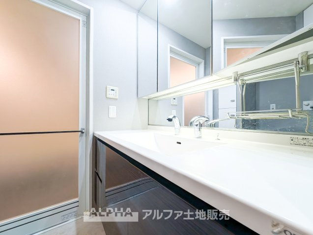 オーベル多摩永山エンブレムヒルズの独立洗面台|【trifold mirror】
◆三面鏡◆身支度には、歯ブラシ・コップ・化粧品類など様々な小物を使用するので散らかってしまいがち。鏡の裏収納でたっぷり収納して生活感を隠し、スタイリッシュな空間に。