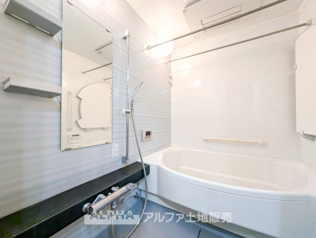オーベル多摩永山エンブレムヒルズの浴室|【Bathroom】
◆浴室換気乾燥機付きUB◆雨に日でも洗濯物が乾かせ、同時に室内を乾燥させる為、カビ、汚れの発生を抑えます。暖房機機能があり冬場は入浴前に暖め可能でとても重宝します。