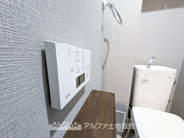 オーベル多摩永山エンブレムヒルズのトイレ|【Warm water flush toilet】
◆温水洗浄便座付きトイレ◆お掃除も楽々。快適に過ごすためには今や欠かせない設備の一つです。壁掛けリモコンで使いやすくいつでも清潔に保てます。