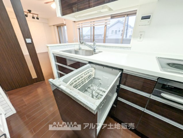 オーベル多摩永山エンブレムヒルズのキッチン|【Food washing machine】
◆食洗機◆家事の時間を短縮し、お子様との大切な時間をもっと楽しく。手荒れも防げて節水効果も高い、忙しい毎日に嬉しい人気の設備です。