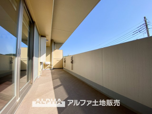 オーベル多摩永山エンブレムヒルズの庭|【terrace】
◆テラス◆リビングから続くテラスは空間を広げ、休日には友達を呼んで楽しい時間と会話が始まる場所。時を忘れ語らい楽しむ。束の間の幸せを感じさせてくれるそんな場所になる事でしょう。
