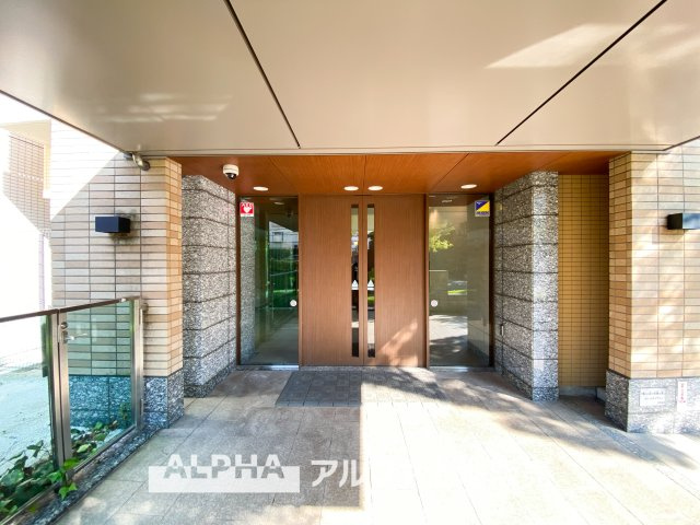 オーベル多摩永山エンブレムヒルズのエントランス|【Entrance】
◆エントランス◆重厚なドアーとロックらタイルのエントランスが住まう人を迎えてくれる。扉を開けると温もりと幸せと楽しさいっぱいの我が家に帰る事が出来る安心感。