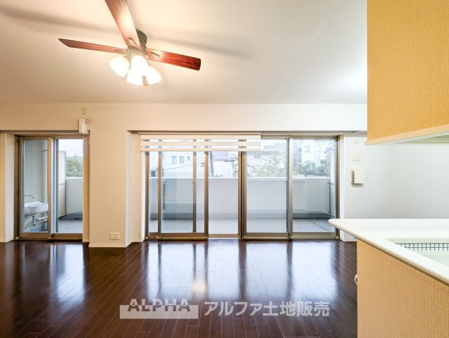 オーベル多摩永山エンブレムヒルズの居間・リビング|【Space of cure】
◆癒しの空間◆室内構成に拘り採光とセンスを散りばめた空間。それは『柔らかさ』に似た素敵な居場所。そこに暮らす人のことを考えつくり出したものは『癒し』という心地よい居場所