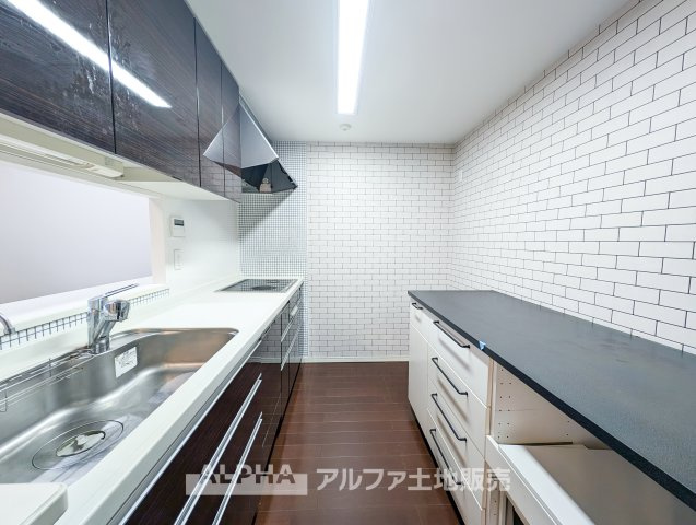 オーベル多摩永山エンブレムヒルズのキッチン|【Kitchen Top】
◆キッチンTOP◆は大理石調の滑らかですべすべした表面を採用。ホワイト・キッチンTOPで調理しテーブルに並べる。食する料理に家族が舌鼓を打ち自然と笑いが絶えない場所になる。